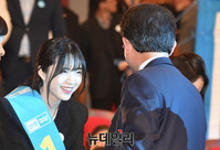 [포토] 류성걸 전 의원과 인사 나누는 유승민 후보 딸 유담 씨