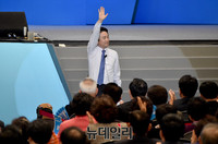 [포토] 지지자들에게 인사하는 남경필