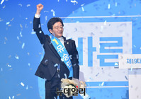 [포토] 손들어 인사하는 유승민 바른정당 대선후보