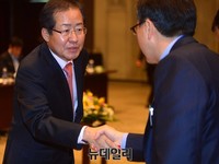 [포토] 편집인협회 세미나, 악수하는 홍준표 대선주자