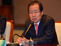 [포토] 편집인협회 세미나, 질문에 답하는 홍준표 대선주자