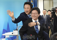 [포토] 남경필 경기지사 업어주는 유승민 대선후보