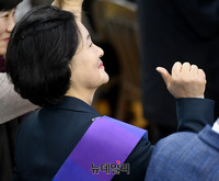 [포토] 문재인 후보 등장에 엄지손가락 내민 김정숙 여사