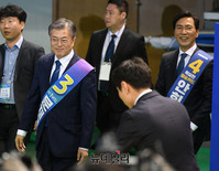 [포토] 더민주 충청 선출대회 입장하는 문재인-안희정