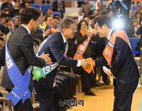 [포토] 악수나누는 이재명-문재인-안희정