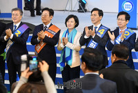 [포토] 충청권역 선출대회 입장한 더불어민주당 대선주자