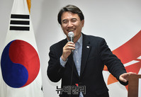 [포토] 자유한국당 여성당원들과 만난 김진태 의원