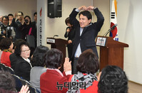 [포토] 자유한국당 여성당원들에게 하트 날리는 김진태 의원