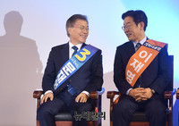 [포토] 마주보고 웃는 문재인-이재명