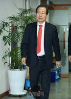 [포토] 식수정책발표 입장하는 홍준표