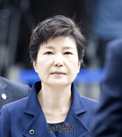 [포토] 영장실질 심사 위해 중앙지법 출석한 박근혜 전 대통령