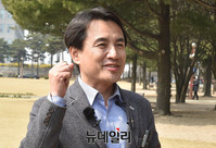 [포토] 팟캐스트 합동 인터뷰를 갖는 자유한국당 김진태 의원