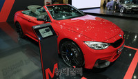 [2017서울모터쇼] BMW 스포츠카 'M4 컨버터블' 레드 컬러