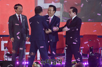 [포토] 자유한국당 전당대회, 낙선자 위로하는 홍준표 후보