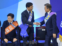 [포토] 결과발표 후 악수하는 문재인-안희정