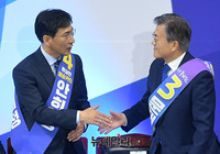 [포토] 부산서 악수하는 1위 문재인-3위 안희정