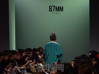 [포토] 런웨이를 스트리트로 해석한 '87MM'ⓛ