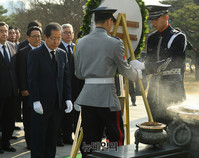 [포토] 현충원 참배한 홍준표, 대선행보 시작