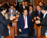 [포토] 대선승리 방안 논의, 연석회의 입장하는 홍준표