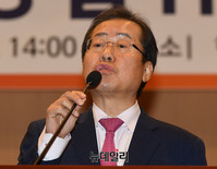 [포토] 자유한국당 연석회의 참석한 홍준표 후보