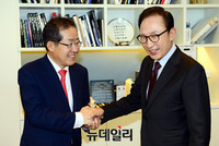 [포토] 악수 나누는 이명박 전 대통령과 홍준표 자유한국당 대선후보