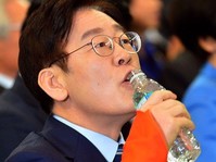 [포토] 더불어민주당 수도권경선, 물마시는 이재명