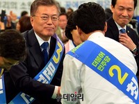 [포토] 더불어민주당 수도권경선, 악수하는 문재인