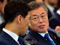 [포토] 더불어민주당 수도권경선, 대화하는 문재인