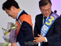 [포토] 단상으로 향하는 문재인 더불어민주당 대선후보