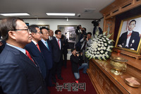 [포토] 박정희 전 대통령 영정에 참배하는 홍준표 대선후보