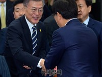 [포토] 더불어민주당 의원총회, 악수하는 문재인