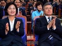 [포토] 더불어민주당 의원총회, 박수치는 추미애-문재인