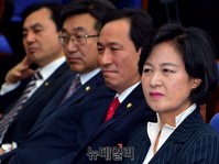 [포토] 더불어민주당 의원총회, 발언듣는 지도부