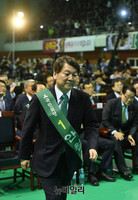 [포토] 연단 오르는 안철수 예비후보