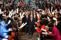 [포토] 환호 받으며 입장하는 홍준표 자유한국당 대선후보
