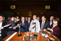 [포토] 부산 삼광사 경내 둘러보는 홍준표 대선후보