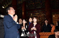 [포토] 예불 올리는 홍준표 자유한국당 대선후보