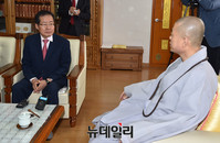 [포토] 삼광사 주지스님 예방하는 홍준표 자유한국당 대선후보