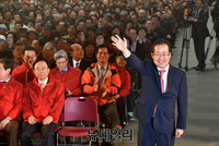 [포토] 손들어 인사하는 홍준표 자유한국당 대선후보