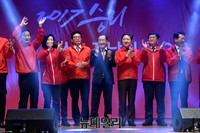 [포토] 부산갈매기 맞춰 박수치는 홍준표 후보와 지도부