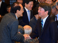 [포토] 관훈토론회, 악수하는 안철수