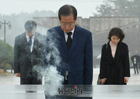 [포토] 광주5.18묘지 찾아 참배하는 홍준표