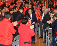 [포토] 충청권 필승대회 입장하는 홍준표 후보