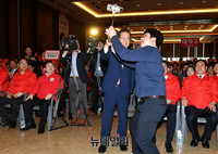 [포토] 충청 당원들과 셀카 찍는 홍준표 후보