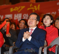 [포토] 충청권 필승결의대회서 박수치는 홍준표-김정재