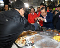 [포토] 대전중앙철도시장, 과자봉지 건네 받는 홍준표