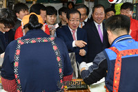 [포토] 중앙철도시장 상인과 대화하는 홍준표 후보