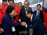 [포토] 버스오르기 전 지지자와 악수하는 홍준표