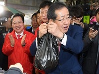 [포토] 대전중앙철도시장 찾은 홍준표 