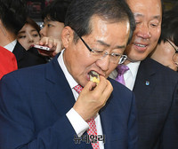 [포토] 국화빵 먹는 홍준표